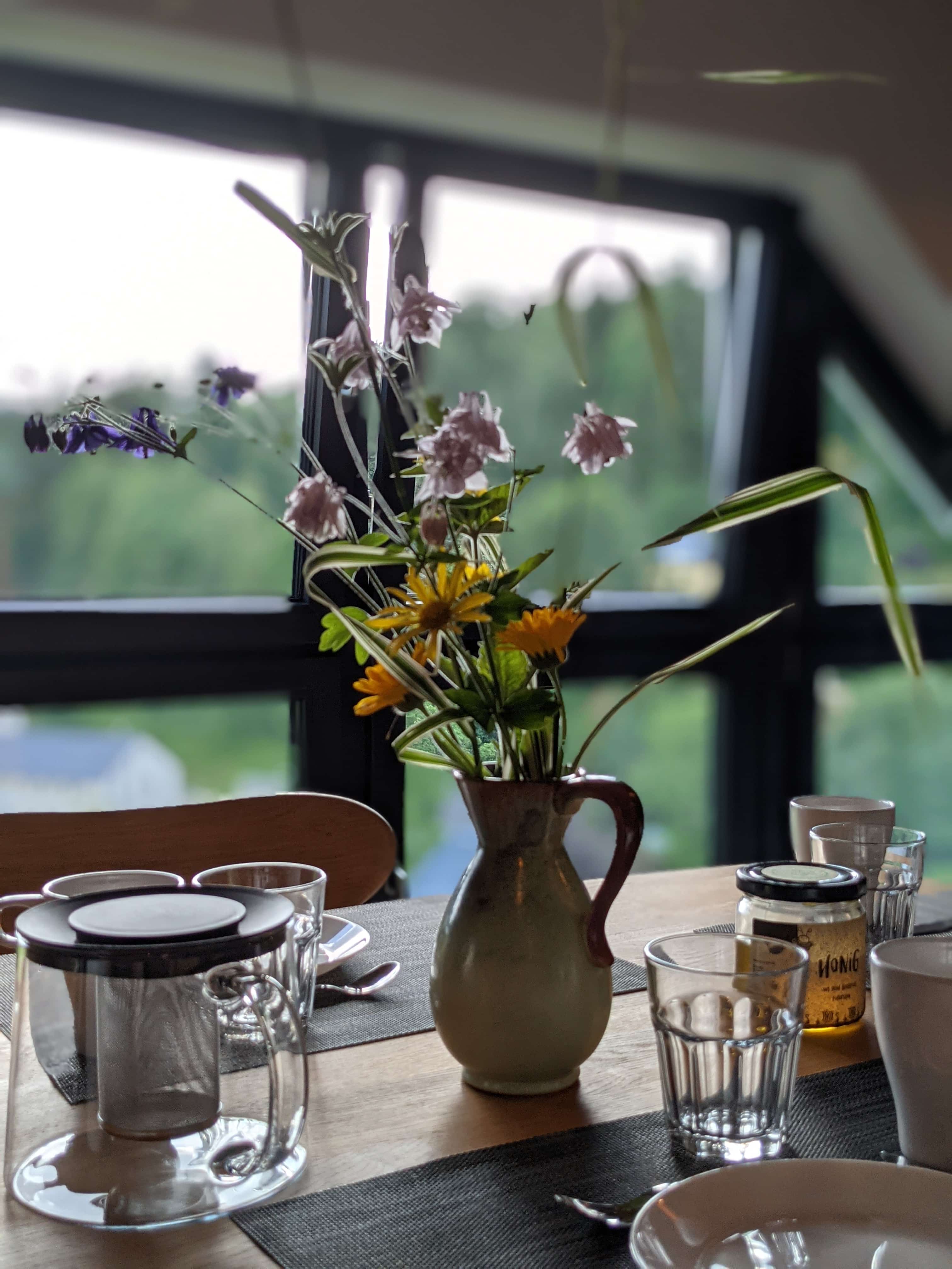 Frühstückstisch mit Blick ins Grüne